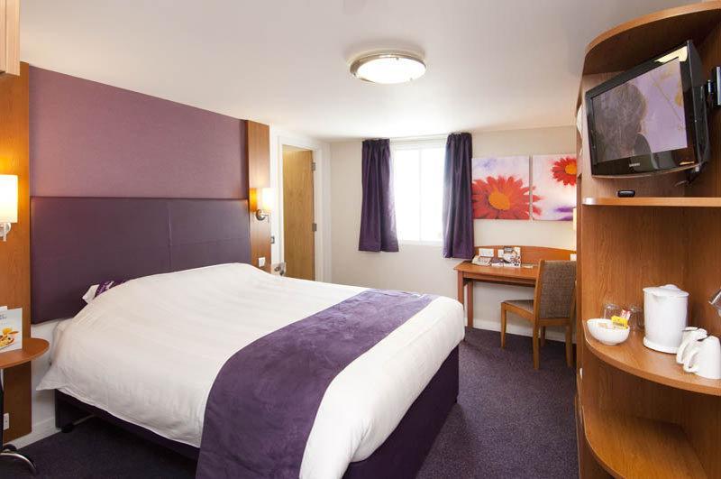 Premier Inn Warrington Centre ภายนอก รูปภาพ