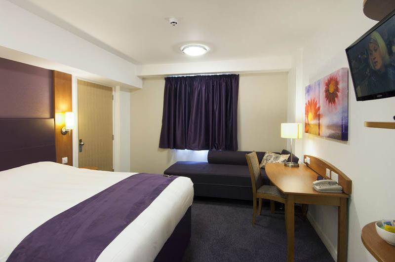 Premier Inn Warrington Centre ภายนอก รูปภาพ
